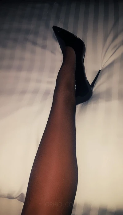 Sexy chick Ellie