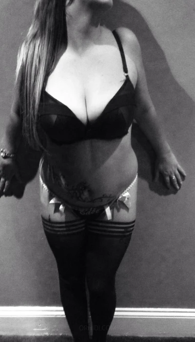 busty dana-lee