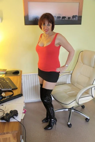 curvy_claire